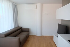TV - Apartment 'Residence Shine 06' with Private Terrace and Air Conditioning (Jesolo)