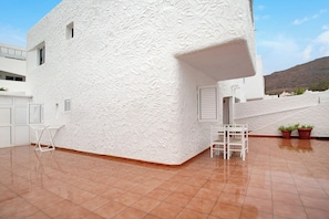 Outdoor dining - Vacation Apartment 'Rach Agaete' with Shared Pool, Private Terrace and Wi-Fi (Agaete)