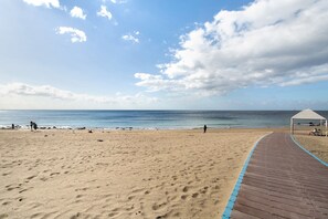 Una spiaggia nelle vicinanze