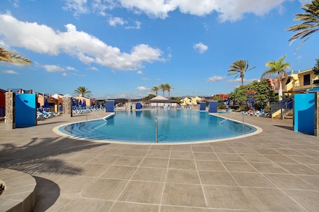 Pool. Vacation Apartment 'Meloneras 1' with Shared Pool, Wi-Fi and Air Conditioning
