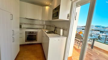 Jääkaappi, mikroaaltouuni, uuni, liesi