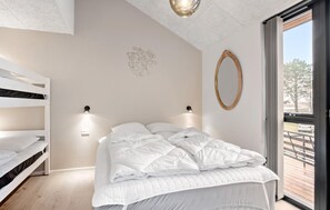 4 bedrooms, travel crib, free WiFi - Cozy home in Millinge with sauna (Millinge)