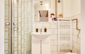 Shower, hair dryer - Beautiful home in Veliki Grdevac (Veliki Grdevac)