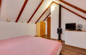 2 bedrooms, travel crib, free WiFi, bed sheets - Beautiful home in Veliki Grdevac (Veliki Grdevac)