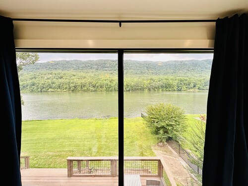 Located directly on the Tennessee River and minutes from downtown Chattanooga!