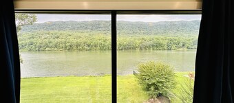 Located directly on the Tennessee River and minutes from downtown Chattanooga!