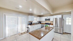 Private kitchen - Private Serenity Getaway w/pool (Haines City)