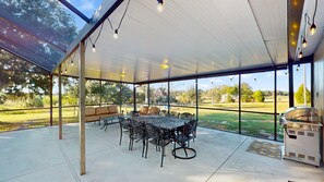 Outdoor dining - Private Serenity Getaway w/pool (Haines City)