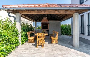 Outdoor dining - Lovely home in Kraljevica with kitchen (Kraljevica)