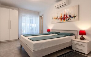 4 bedrooms, iron/ironing board, free WiFi, bed sheets