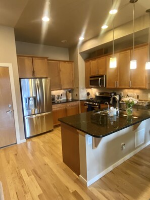 Kühlschrank, Mikrowelle, Ofen, Herdplatte