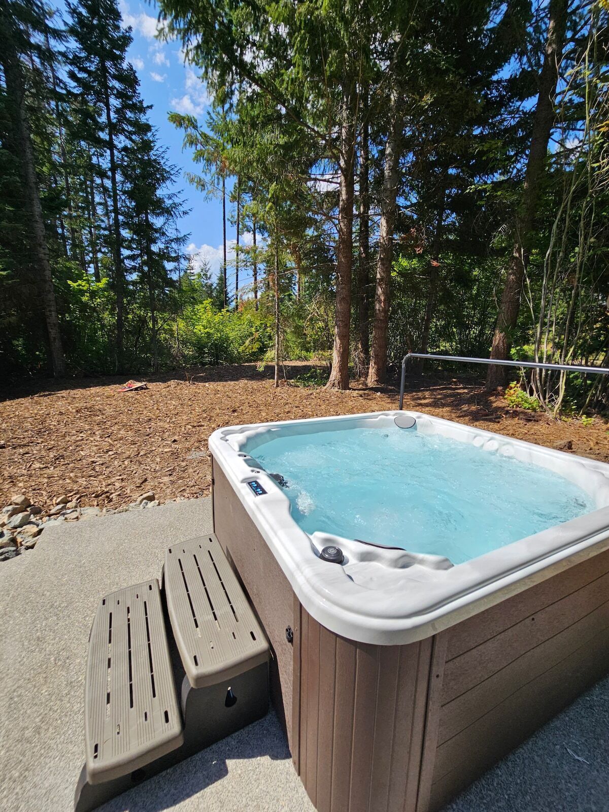 Hot Tub and Private Cabin in Mountains of Cle Elum