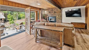 Smart TV, chimenea, videojuegos y libros
