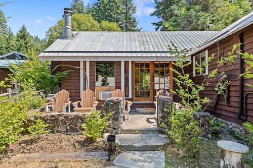 Hot Tub and Private Cabins, Free snowshoes and EV Charger