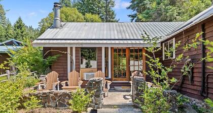 Hot Tub and Private Cabins, Free snowshoes and EV Charger