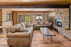 TV connectée, cheminée, jeux vidéo, livres