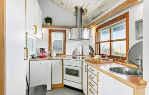 Kjøleskap, ovn, kokeplater og kaffetrakter/tekoker