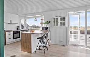 Fridge, stovetop, dishwasher, coffee/tea maker - Lovely home in Fredericia (Fredericia)