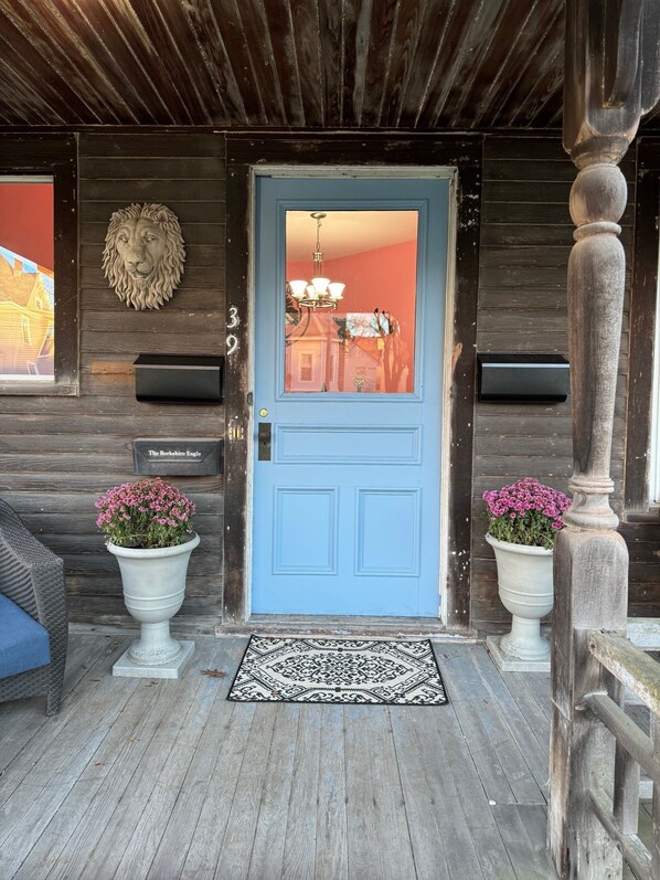 Exterior detail - Stylish Berkshire Apartment conveniently located in the center of town (Pittsfield)