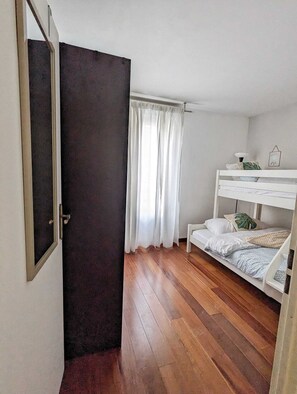 2 habitaciones, tabla de planchar con plancha y cuna de viaje 