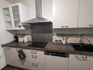 Kjøleskap, mikrobølgeovn, ovn og kokeplater