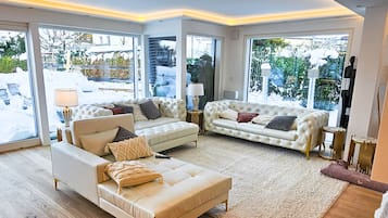 Smart-TV, Kamin, Stereoanlage