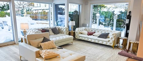 Smart TV, fireplace, stereo