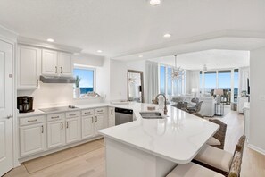 Kylskåp, mikrovågsugn, ugn och spishäll