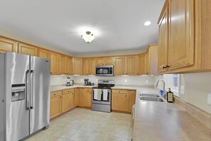 Fridge, microwave, oven, stovetop - Stay Local STR: Edward Hoffman (Champaign)