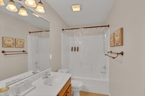 Secador de pelo, toallas