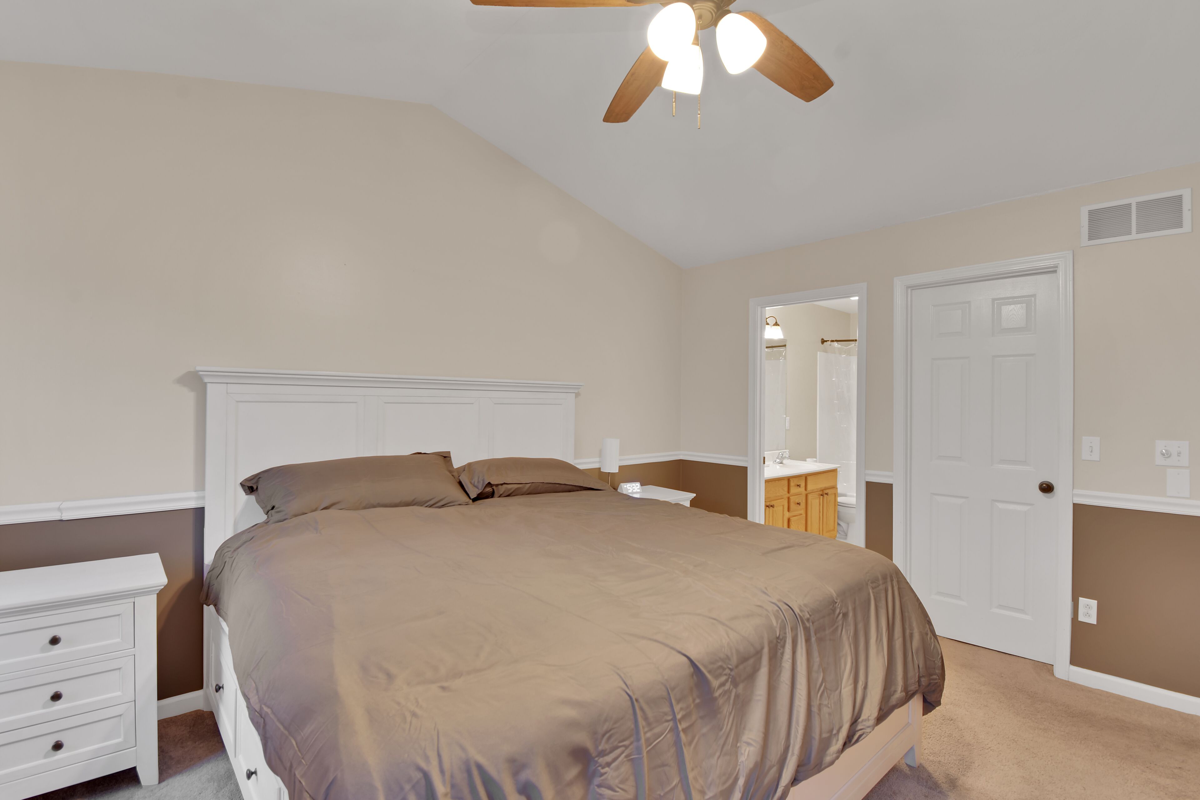 3 habitaciones, tabla de planchar con plancha, wifi y ropa de cama 