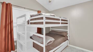 3 bedrooms, iron/ironing board, WiFi, bed sheets