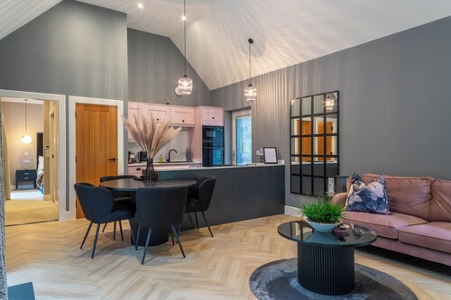 Essich Park - 1BR - Hot Tub - Wood Burning Stove