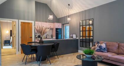 Essich Park - 1BR - Hot Tub - Wood Burning Stove