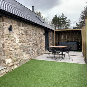 Outdoor dining - Essich Park - 1BR - Hot Tub - Wood Burning Stove (Inverness)