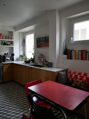 Dining - Spacious, bright and family-sized apartment in the heart of Paris (Paris)