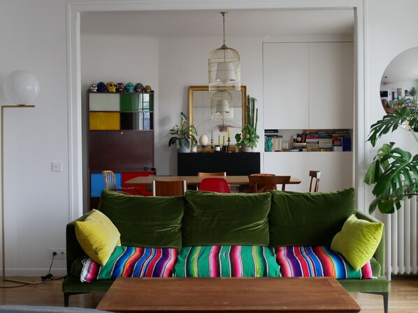 Smart TV - Spacious, bright and family-sized apartment in the heart of Paris (Paris)