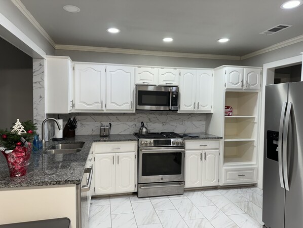 Kühlschrank, Mikrowelle, Ofen, Herdplatte