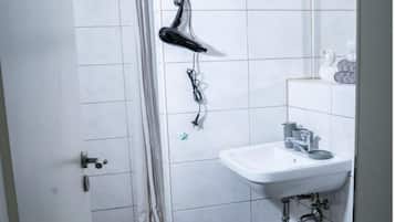 Een haardroger, handdoeken, zeep, shampoo
