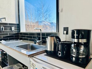 Køleskab, ovn, kaffe-/temaskine, brødrister