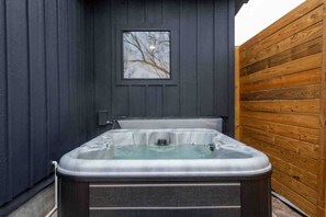 Outdoor spa tub - Luxury Lake Living on Grand 2 (Afton)