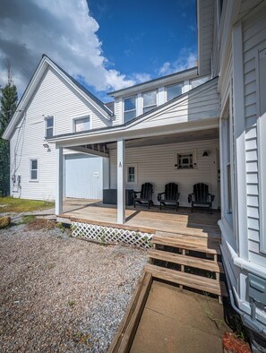 Exterior - 16+ppl 2 HotTubs Gamerooms FirePit 2 acre backyard (Antrim)