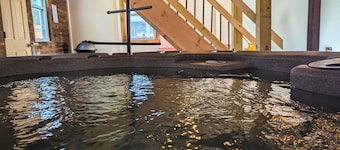 16 ppl 2 hot tubs, game room, fire pit