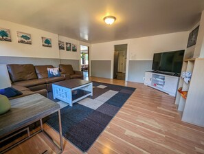 Smart-tv, eldstad, tv-spel och ett bordtennisbord