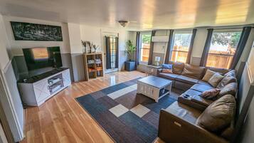 TV connectée, cheminée, jeux vidéo, table de tennis de table