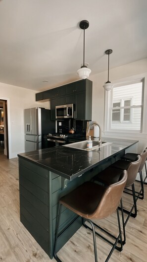 Réfrigérateur, micro-ondes, four, plaque de cuisson