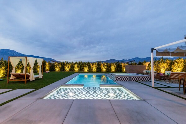 Alberca al aire libre y alberca climatizada