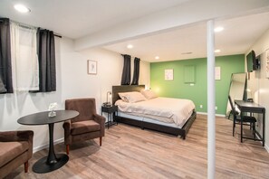 4 dormitorios, escritorio, tabla de planchar con plancha y cuna de viaje