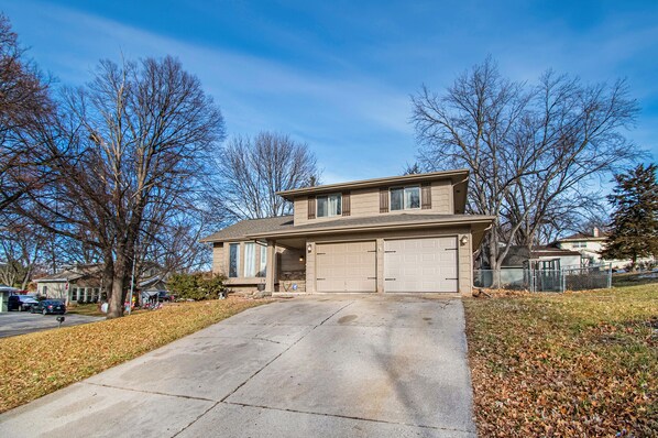 Exterior - 4 Bed; 2.5 Bath ; 940 Mbps ; Fenced Yard ; Grill (Omaha)