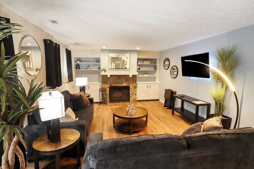 Modern 4BR Omaha, Fenced Yard, Desks in Every Room, W/D, Pet-Friendly